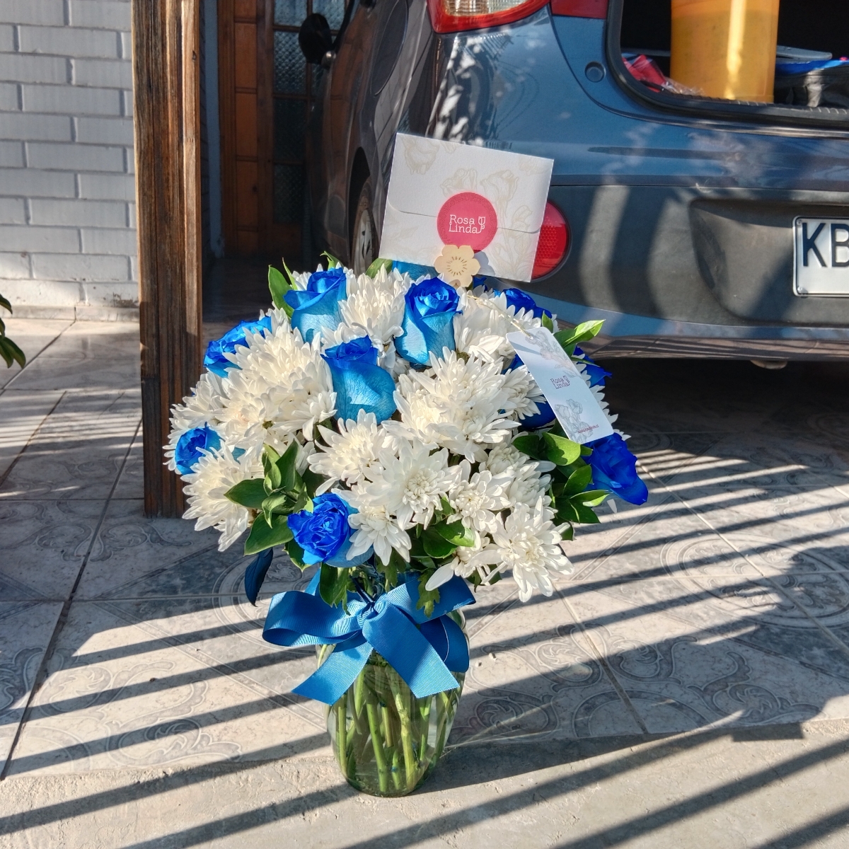 Arreglo floral en florero con rosas azules y maules blancos - Pedido 255372