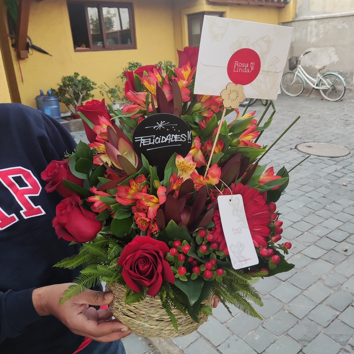 Magdalena Rojo - Arreglo floral con rosas, gerbera y astromelias rojas - Pedido 255407