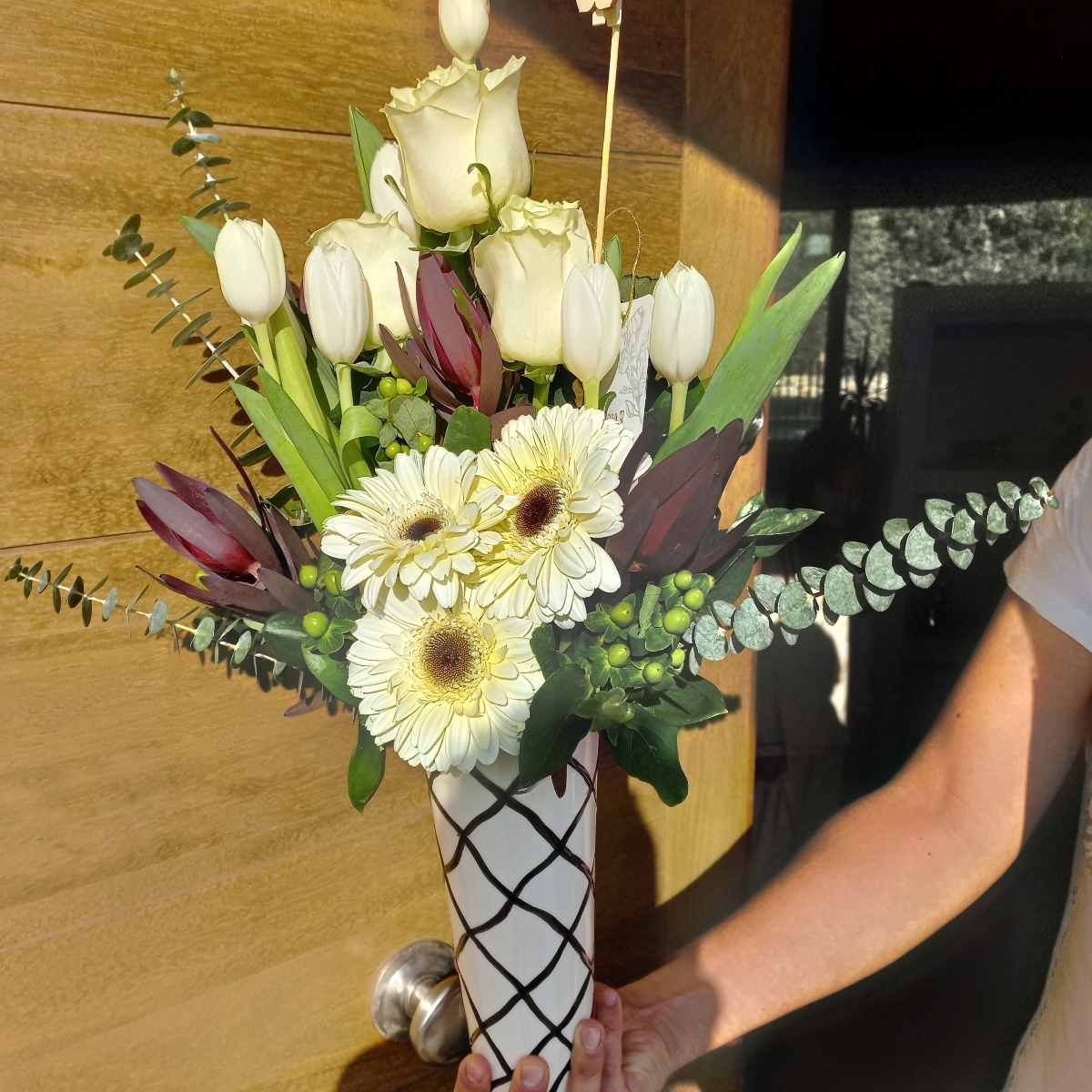 Altair Blanco - Arreglo floral con tulipanes blancos, rosas blancas, hypericum verde, gerberas blancas y leucadendros - Pedido 255493