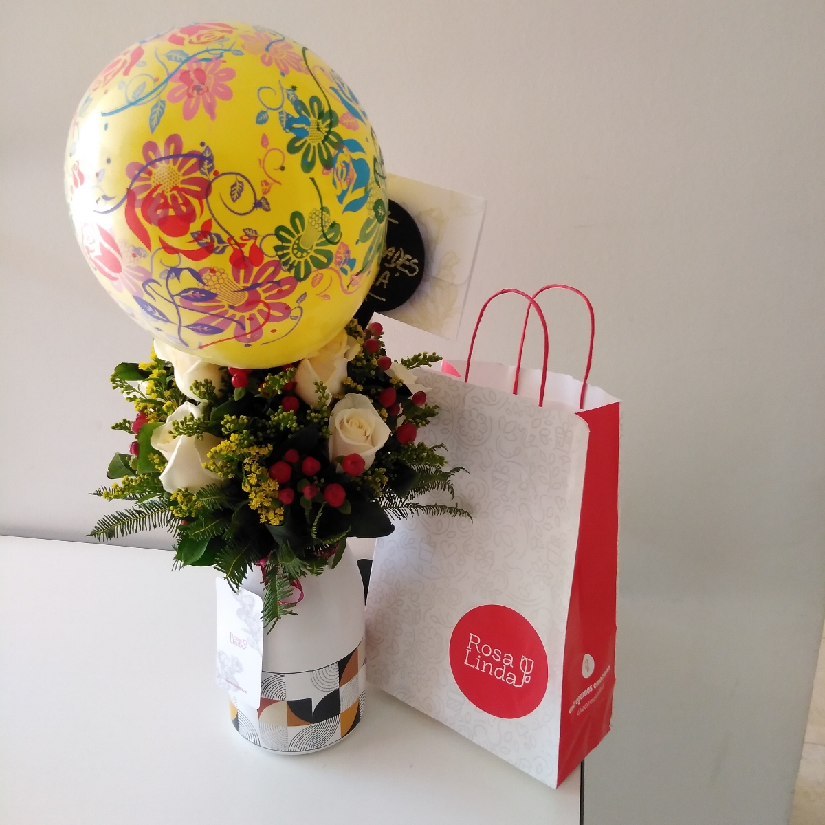 Felicidades mamá - Arreglo floral para mamá con rosas blancas, hypericum rojo y solidago - Pedido 255655