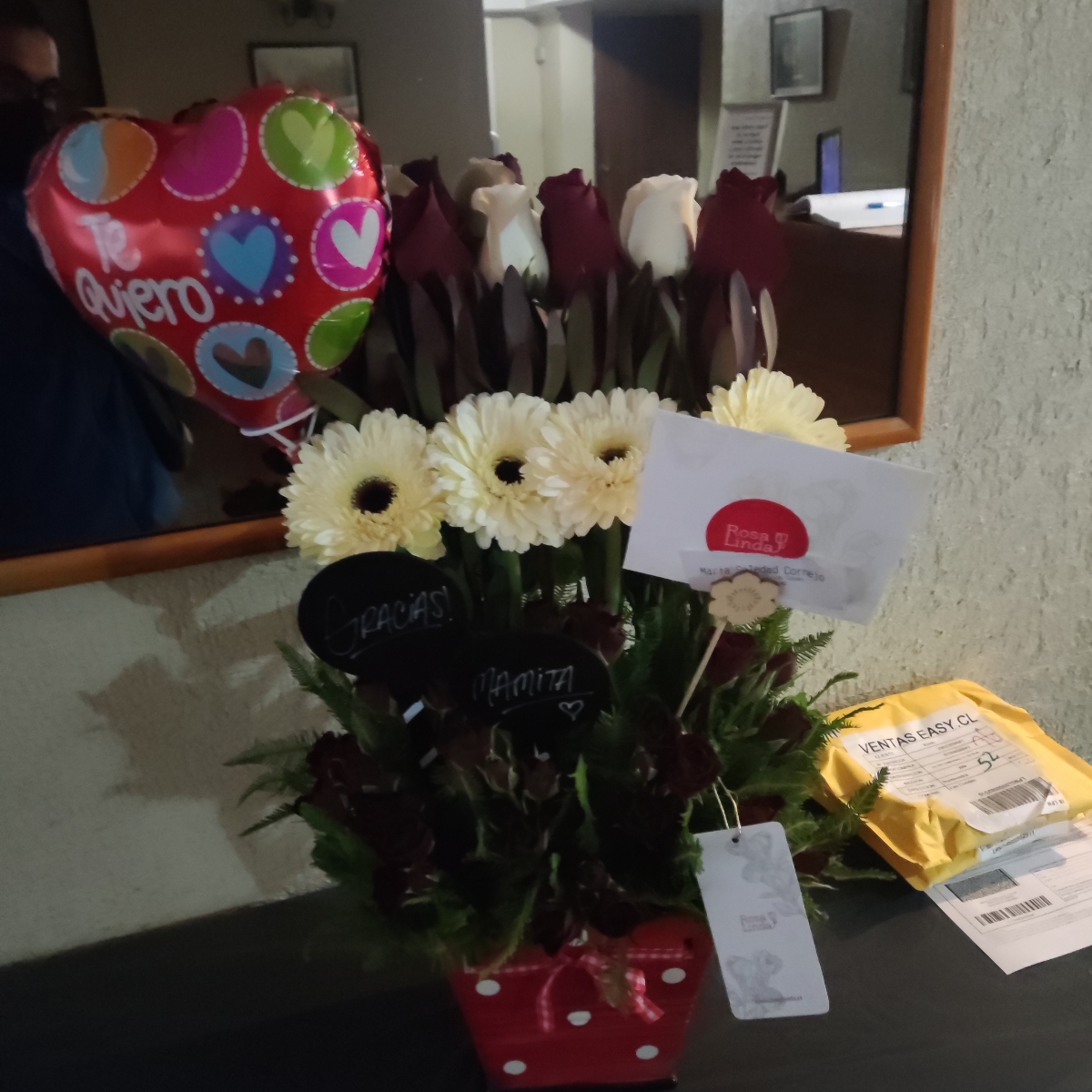 Amor de madre Rojo - Arreglo floral para mamá con mix de rosas blanco-rojo, hypericum, leucadendros, gerberas rojas y minirosas blancas - Pedido 255660