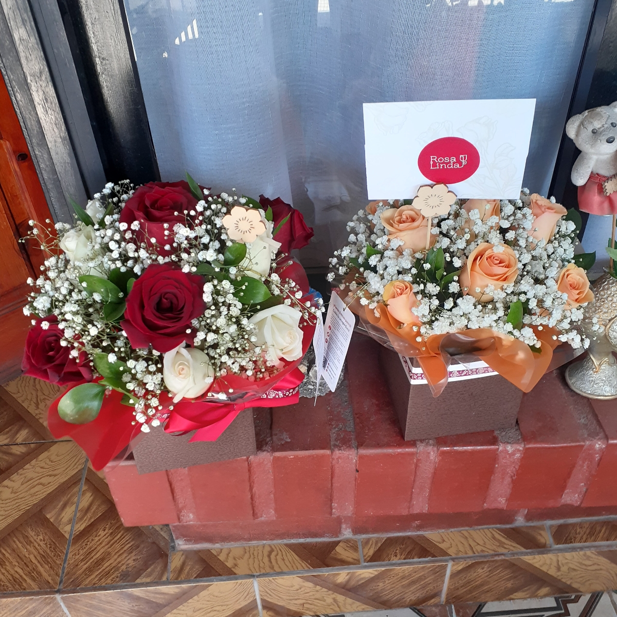 Valery Rojo - Arreglo floral en cajita con rosas rojas y gypsophila - Pedido 255676