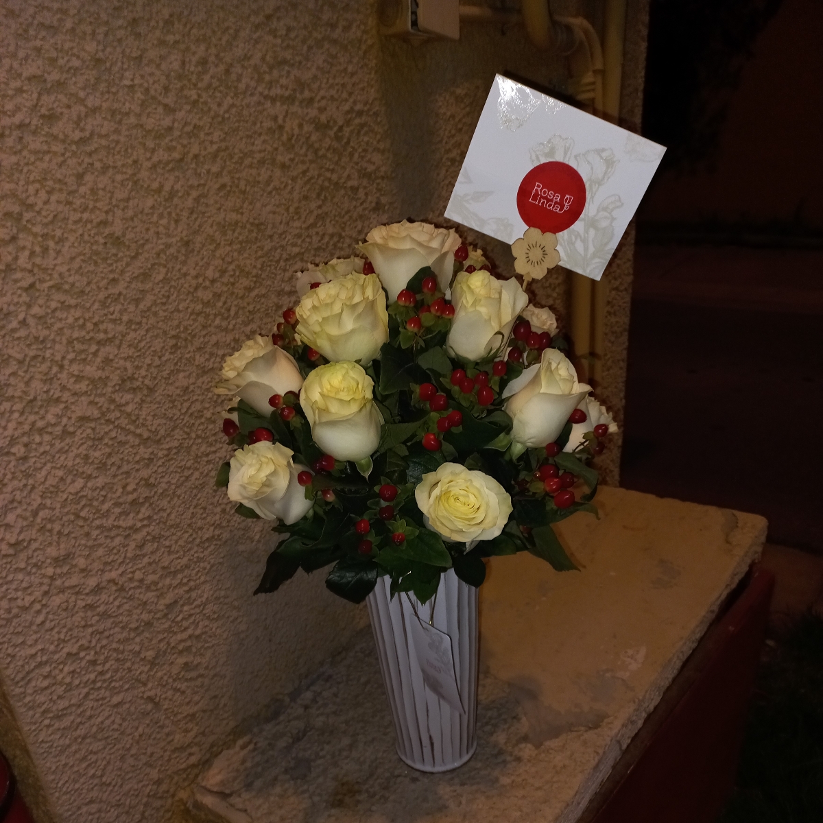 Tú y Yo blanco - Arreglo floral con rosas blancas e hypericum rojo - Pedido 255767