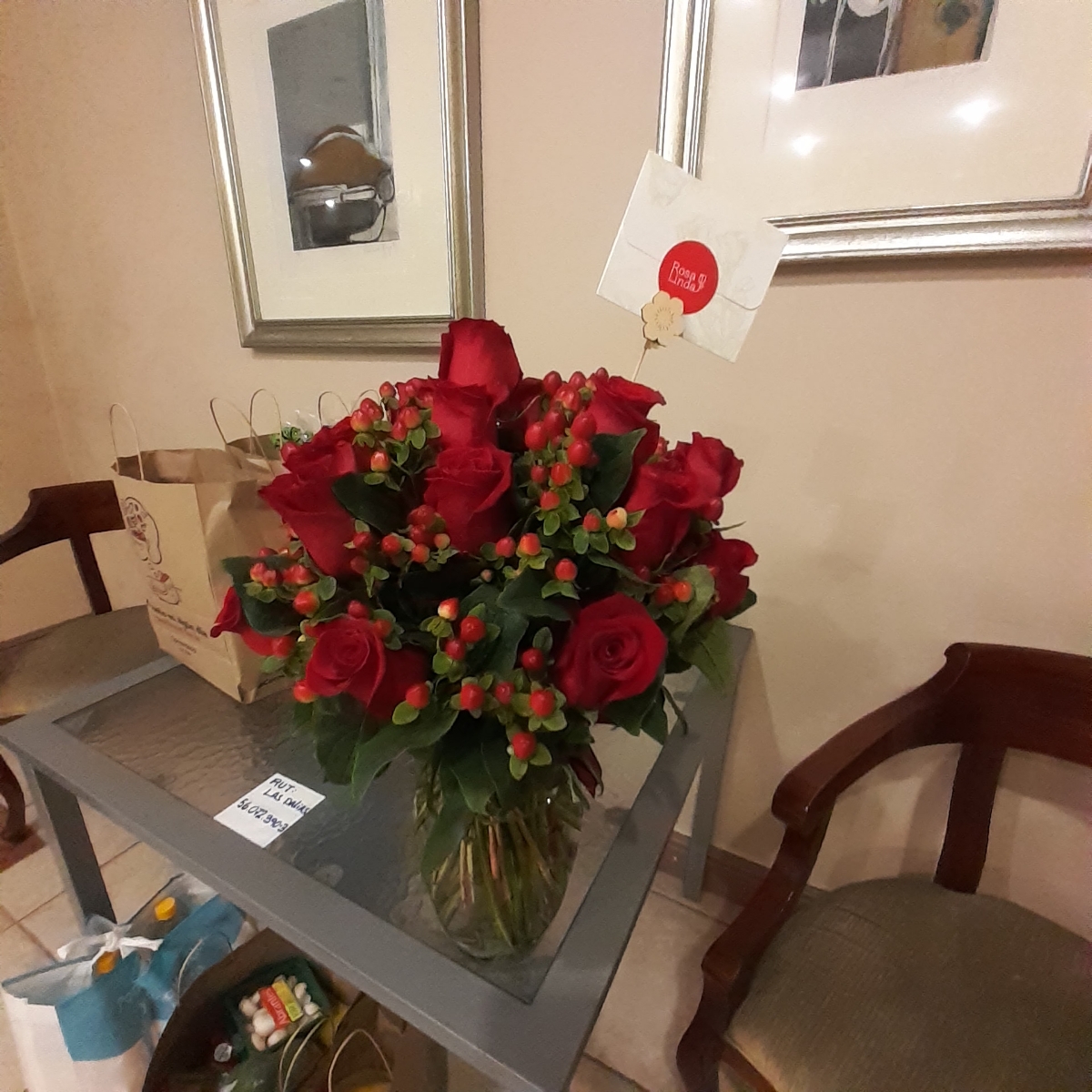 Antonia Rojo - Arreglo floral en florero con 24 rosas rojas e hypericum rojo - Pedido 255771
