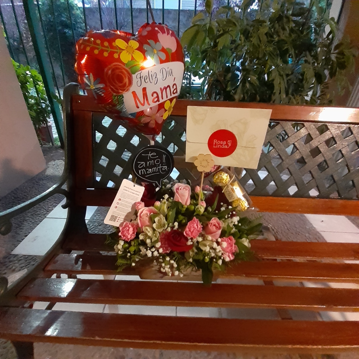 Canasto para mamá - Arreglo floral con rosas, miniclaveles, astromelias, chocolates, globo y pizarra - Pedido 255794