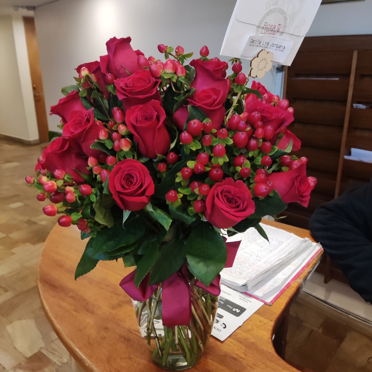 Antonia Rojo - Arreglo floral en florero con 24 rosas rojas e hypericum rojo - Pedido 255885