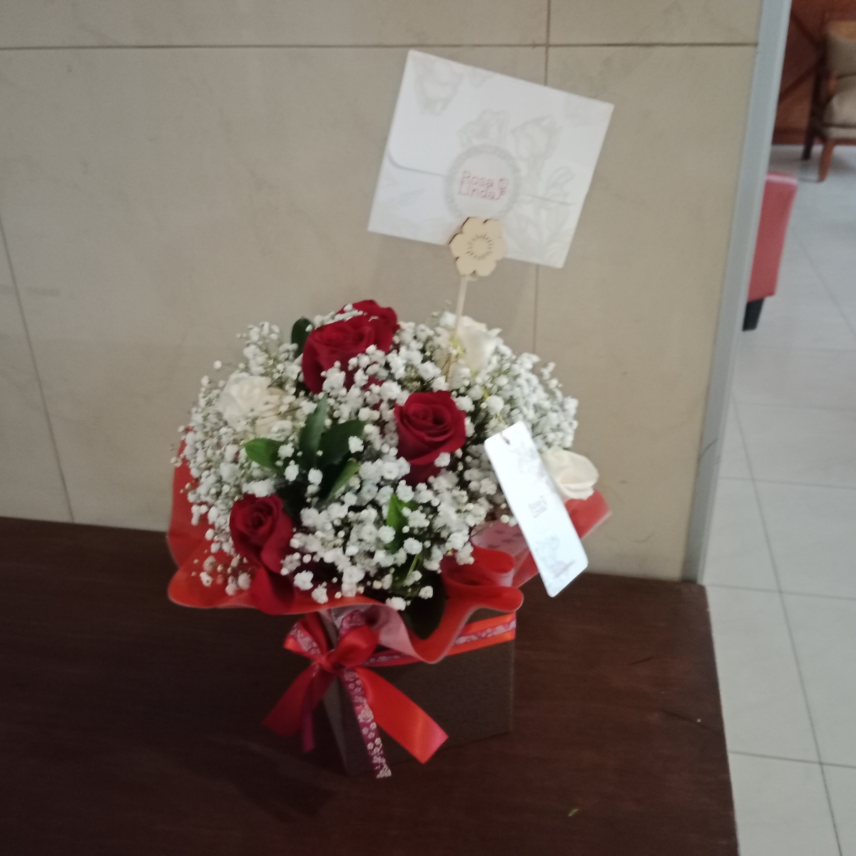 Valery Rojo - Arreglo floral en cajita con rosas rojas y gypsophila - Pedido 255923
