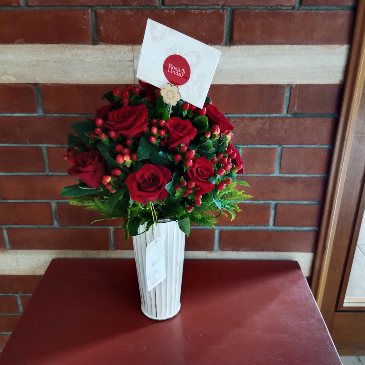 Tú y Yo - Arreglo floral con rosas rojas e hypericum rojo - Pedido 255950