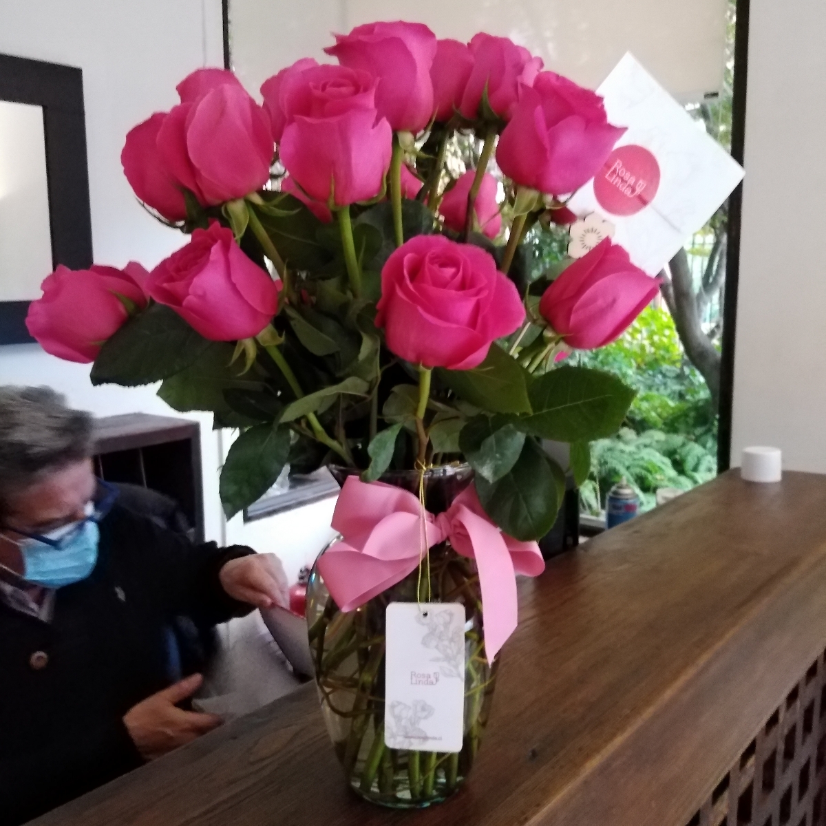 Arreglo floral en florero ánfora con 24 rosas fucsias - Pedido 256025