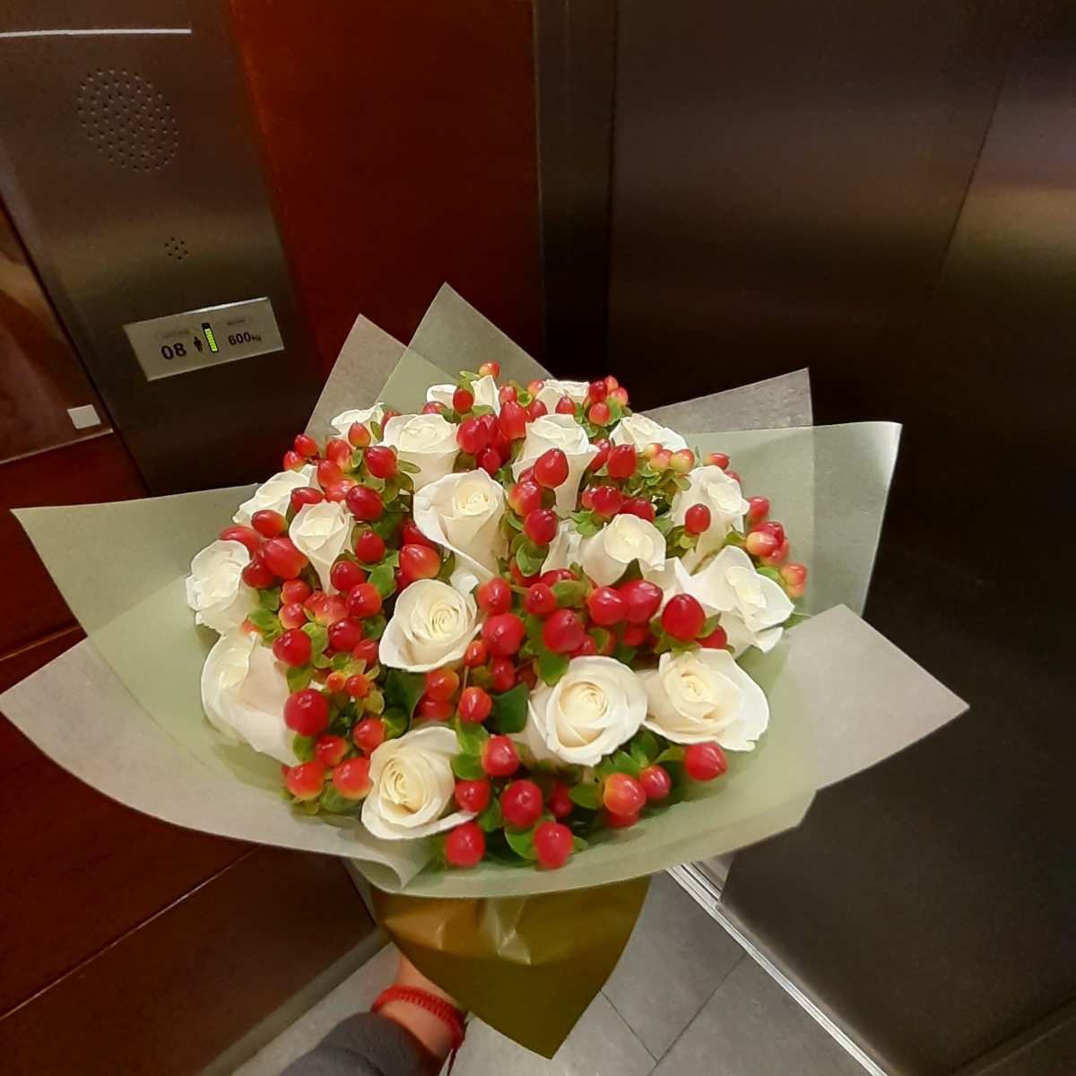 Ramo de rosas - Ramo circular con 18 rosas blancas e hypericum rojo - Pedido 256209
