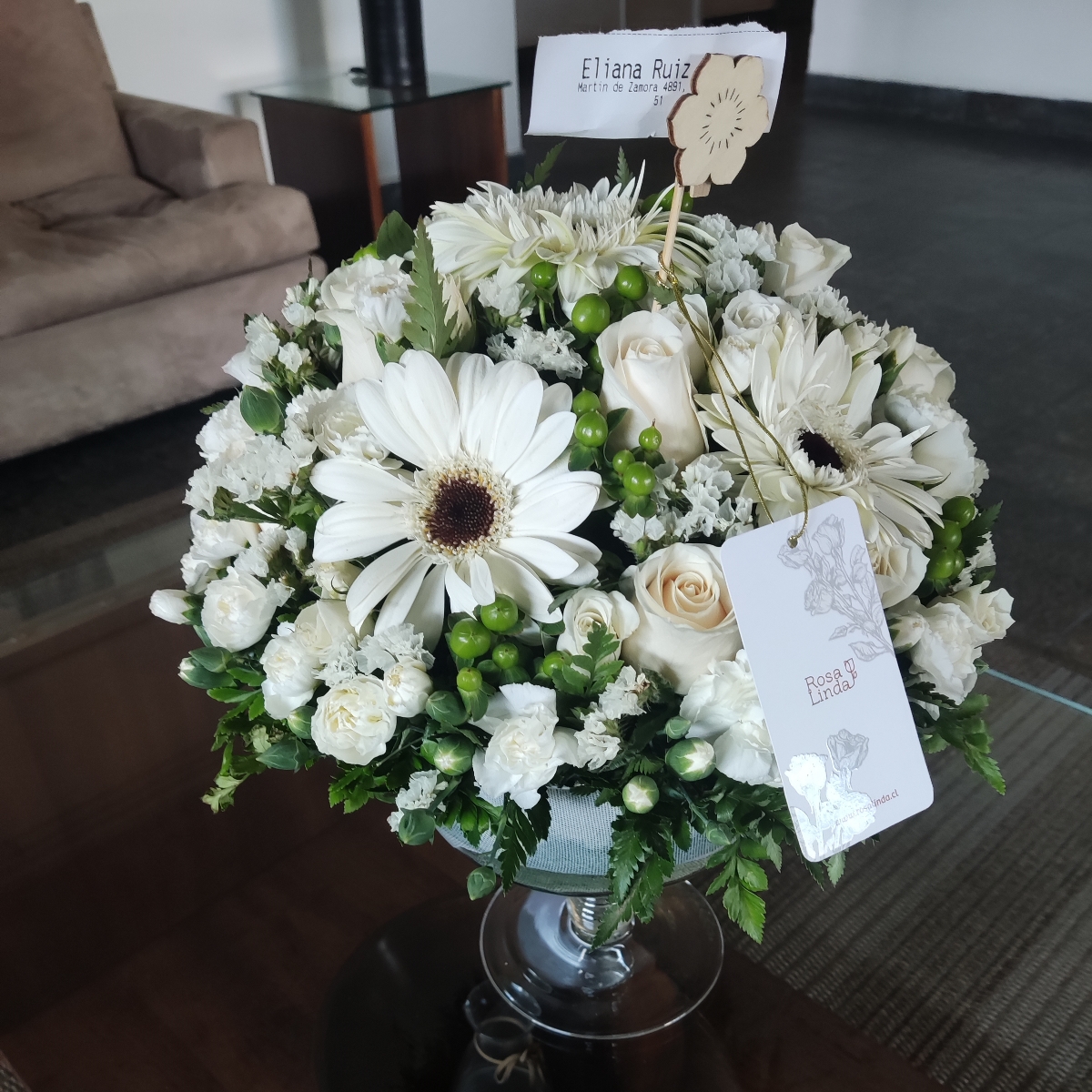 Antonella Blanco - Arreglo floral en florero de copa con rosas, gerberas, astromelias y maules color blanco - Pedido 256218