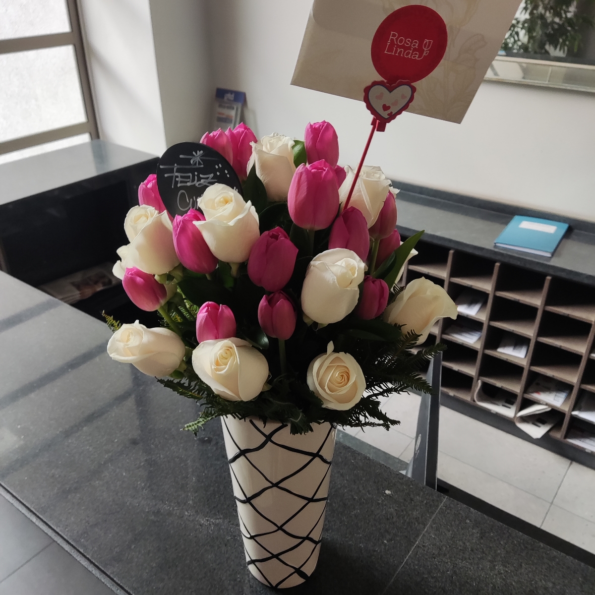 Isidora Fucsia y Blanco - Arreglo floral con tulipanes fucsia y rosas blancas - Pedido 256232