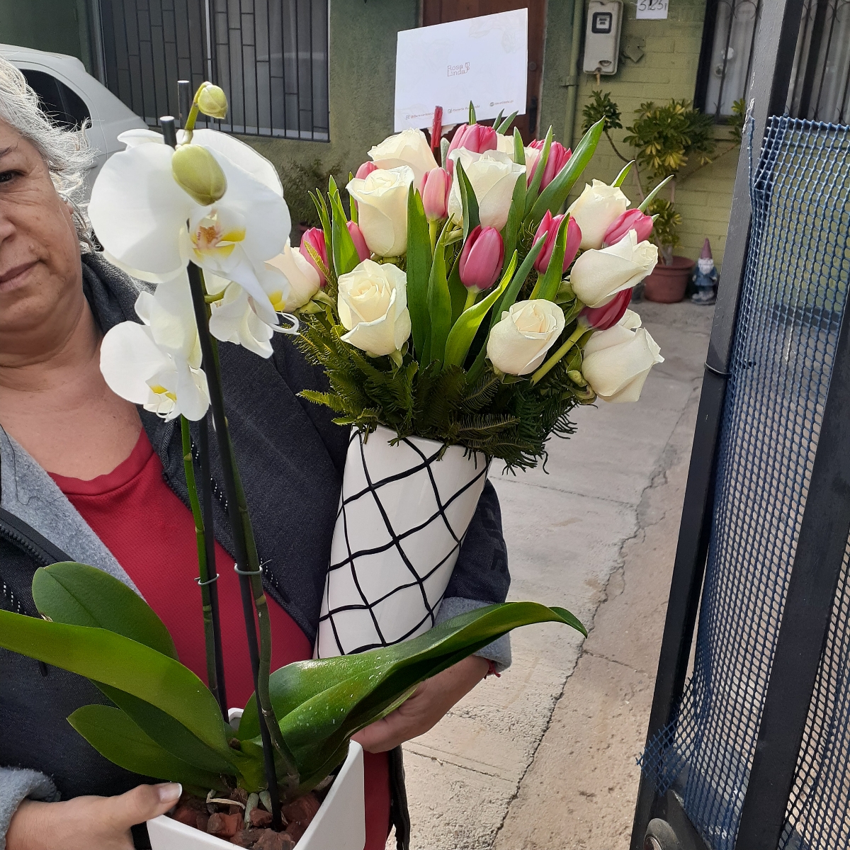 Isidora Fucsia y Blanco - Arreglo floral con tulipanes fucsia y rosas blancas - Pedido 256250