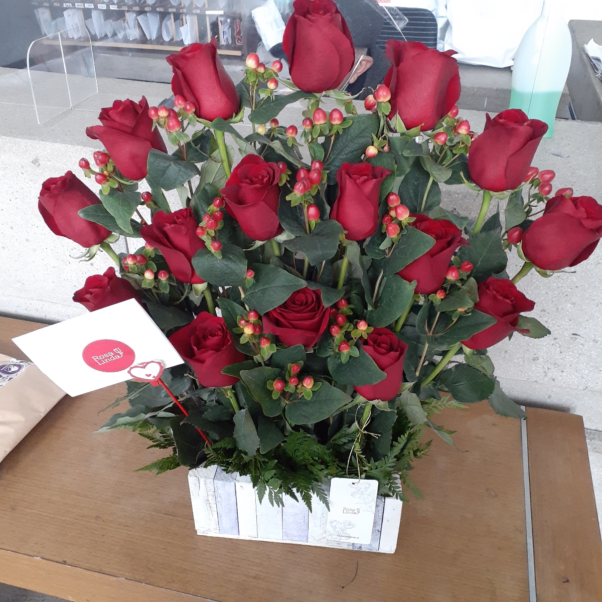 Jardín de Rosas Rojas - Arreglo floral con 16 rosas rojas e hypericum rojo - Pedido 256535