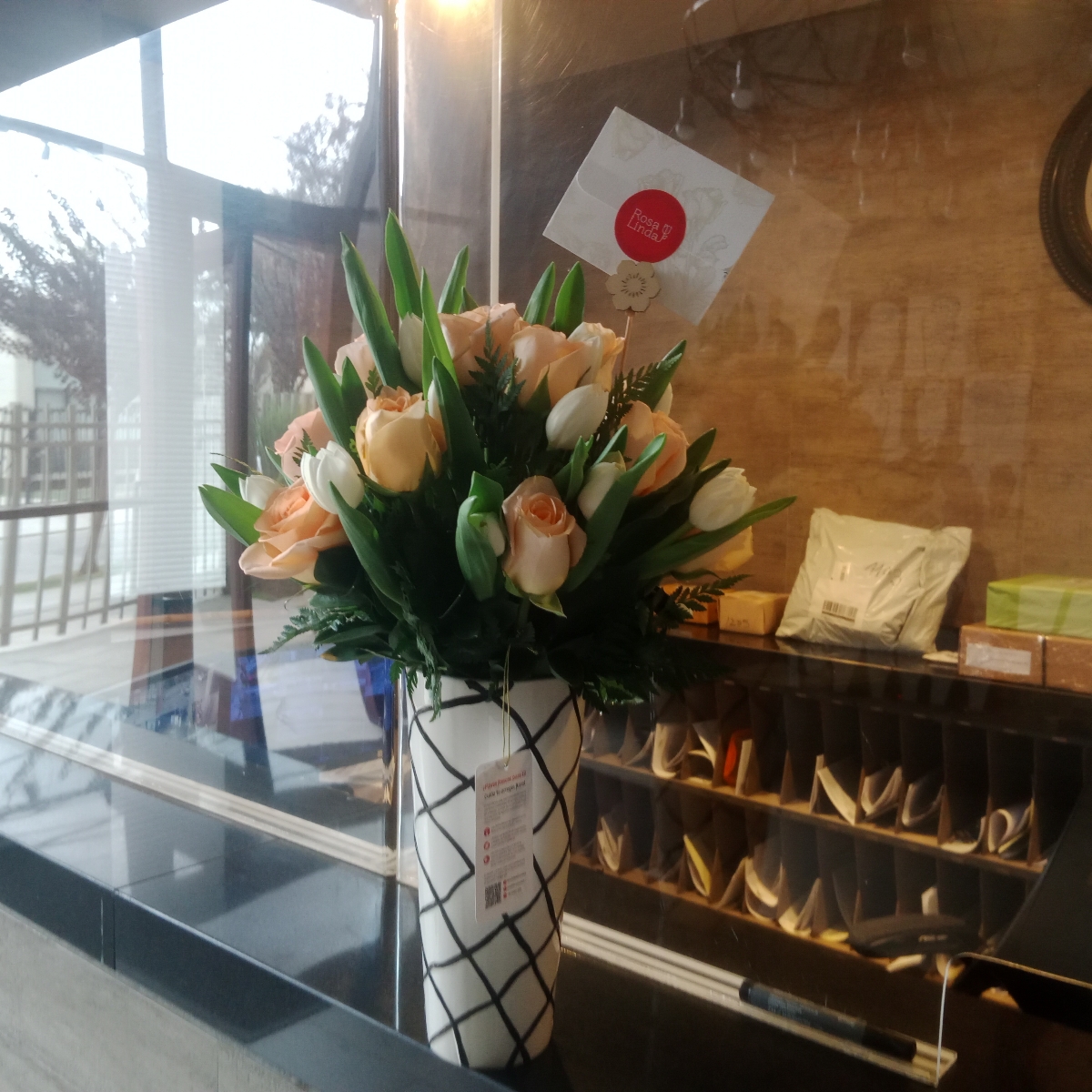 Isidora Blanco y Damasco - Arreglo floral con tulipanes blancos y rosas damasco - Pedido 256543