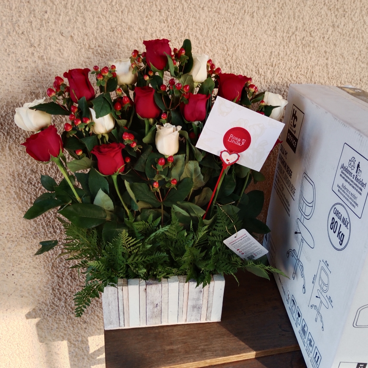 Jardín de Rosas Mix Blanco/Rojo - Arreglo floral con 16 rosas rojas y blancas e hypericum rojo - Pedido 256618