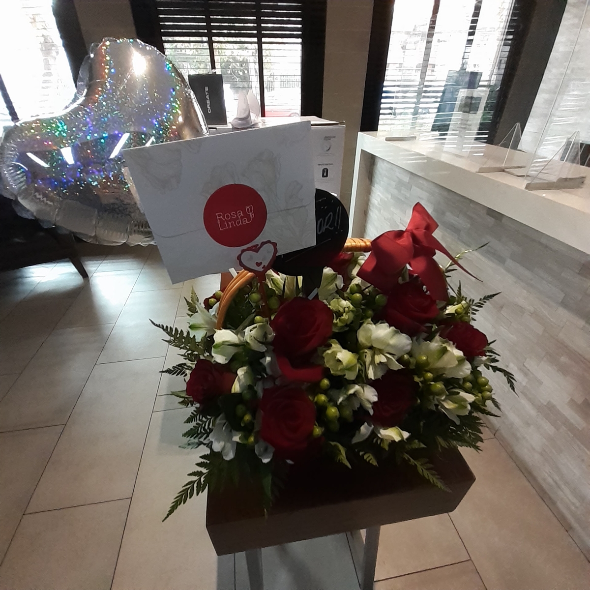 Canasto de Enamorados Rojo - Arreglo floral romántico con globo y pizarra, rosas rojas, astromelias blancas e hypericum - Pedido 256621