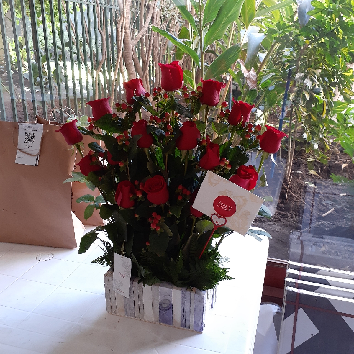 Jardín de Rosas Rojas - Arreglo floral con 16 rosas rojas e hypericum rojo - Pedido 256643