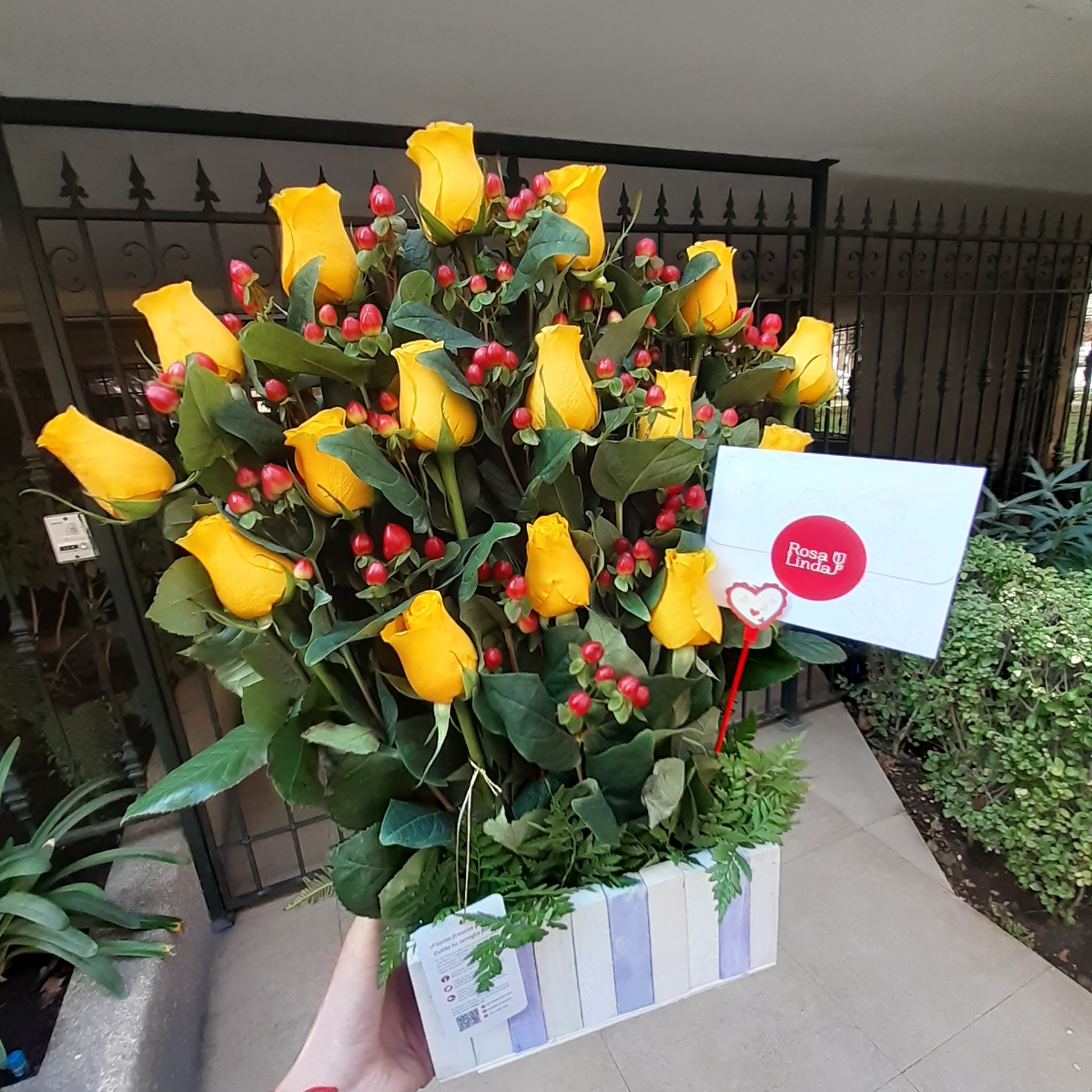 Jardín de Rosas Amarillo - Arreglo floral con 16 rosas amarillas e hypericum rojo - Pedido 256661