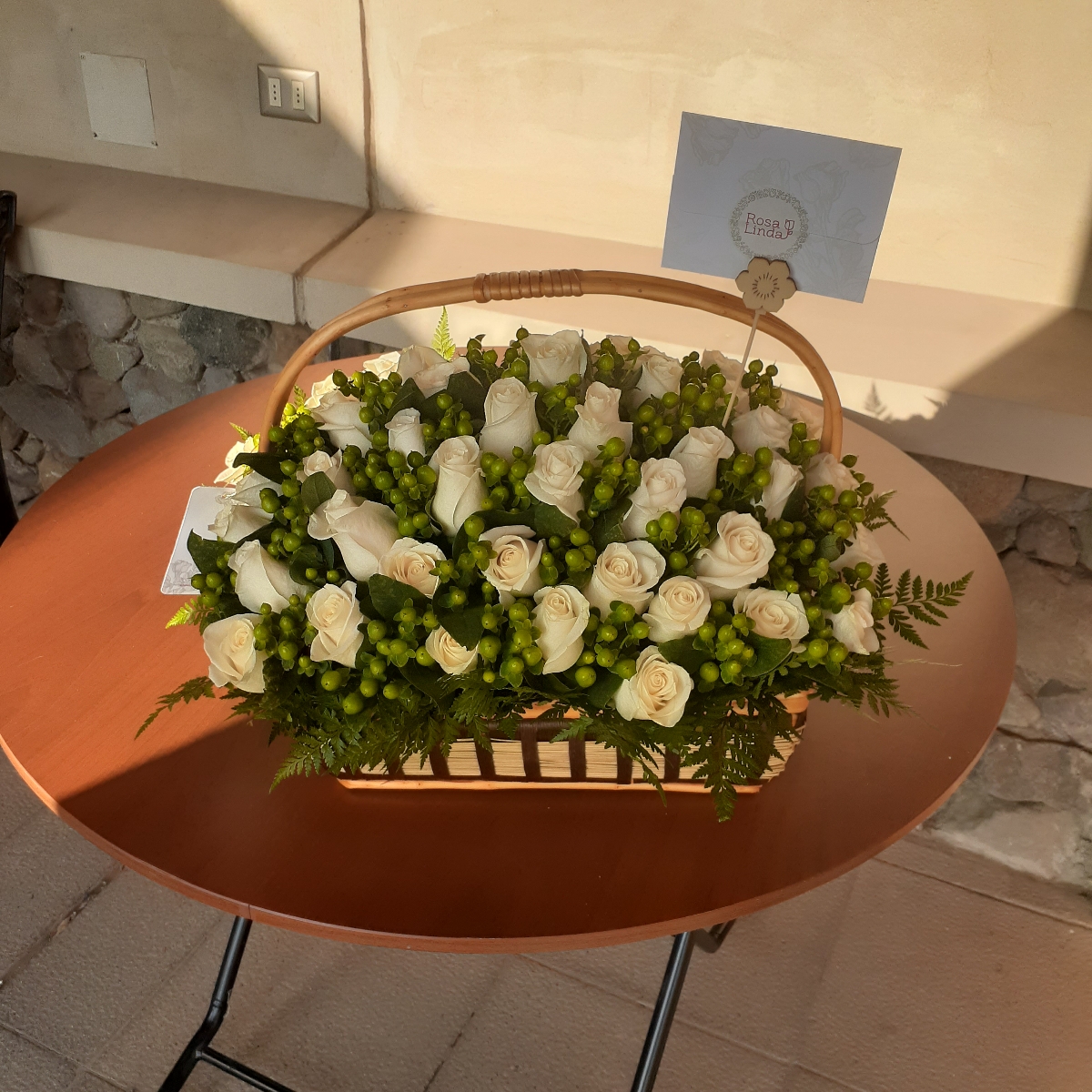 Arreglo floral en canasto con 50 rosas blancas e hypericum verde - Pedido 256678