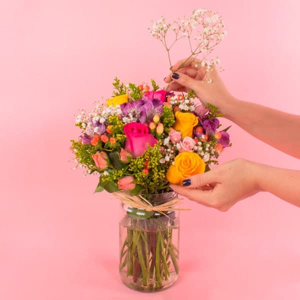 Delicado mix de flores en florero con diseños y colores seleccionados por nuestros expertos floristas.
